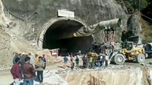 Uttarakhand Tunnel Accident: सुरंग में फंसे 41 मजदूरों के लिए अब सेना की ली जाएगी मदद! पीएम मोदी ने सीएम धामी से जाना बचाव अभियान का हाल