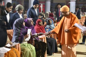 yogi adityanath in janta darshan